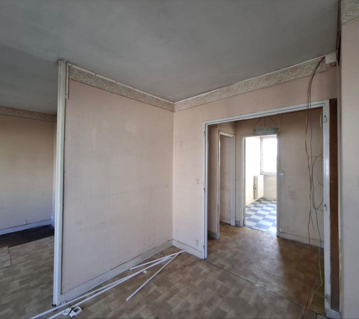 Pièce avant travaux : volume brut, sol à nu