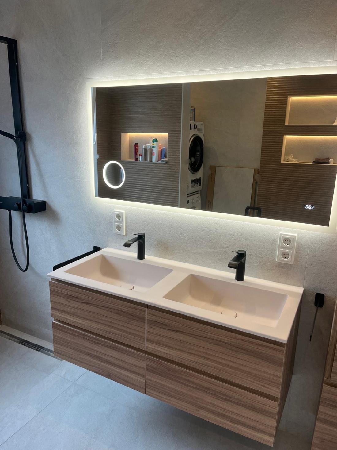 Meuble double vasque suspendu aspect bois, robinetterie noire et miroir rétroéclairé