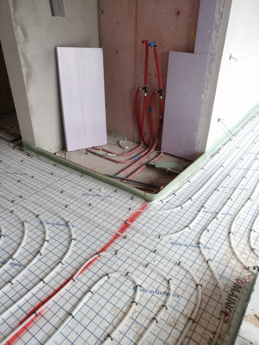Tubes de chauffage au sol posés sur un panneau isolant