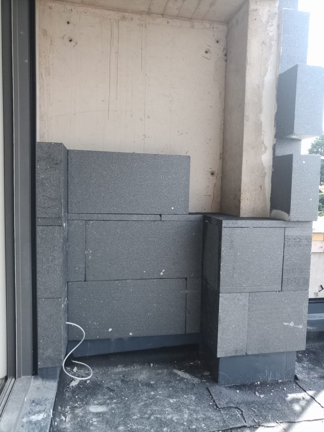 Blocs isolants posés contre le mur d'un balcon
