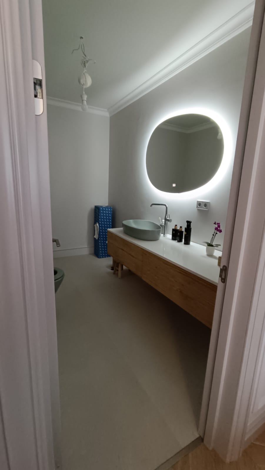 Meuble vasque en bois et miroir rond rétroéclairé