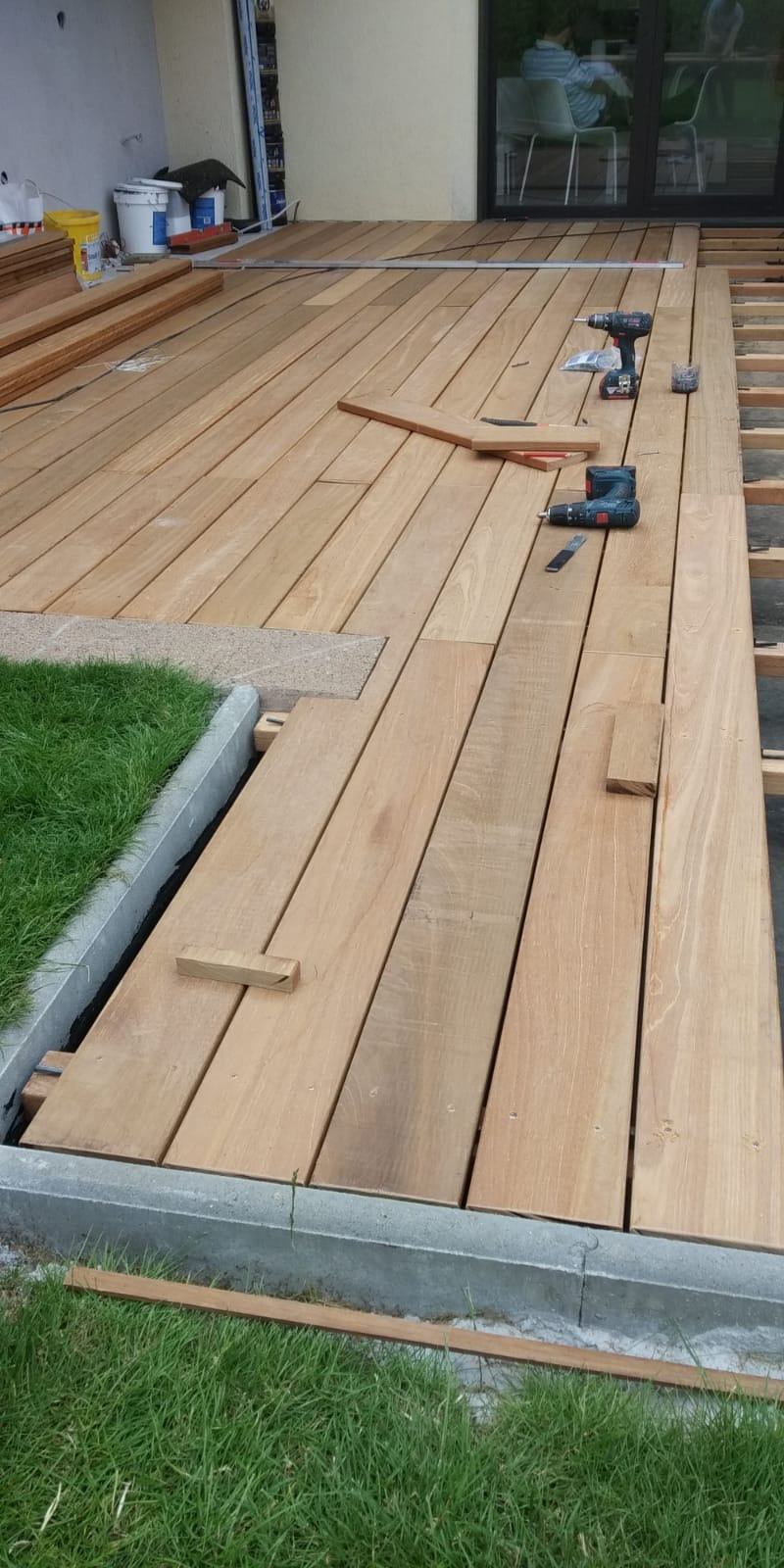 Pose des lames d'une terrasse en bois