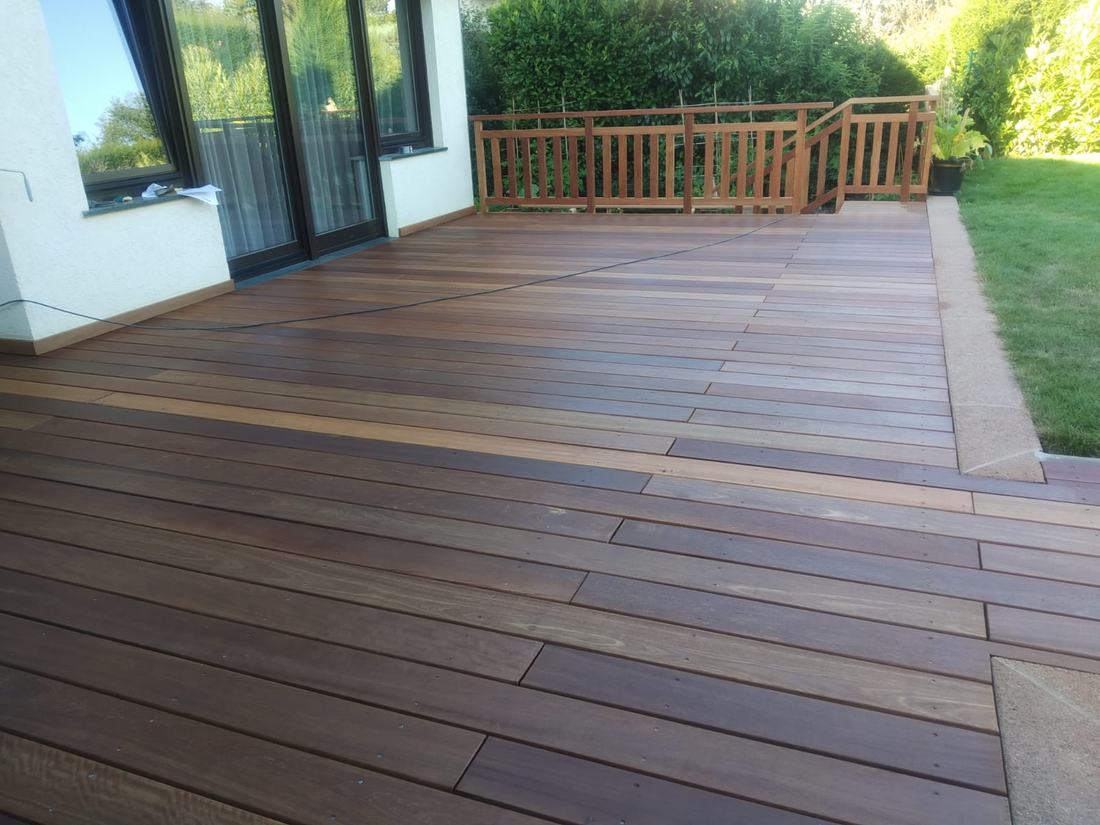 Terrasse en bois exotique terminée, avec garde-corps en bois