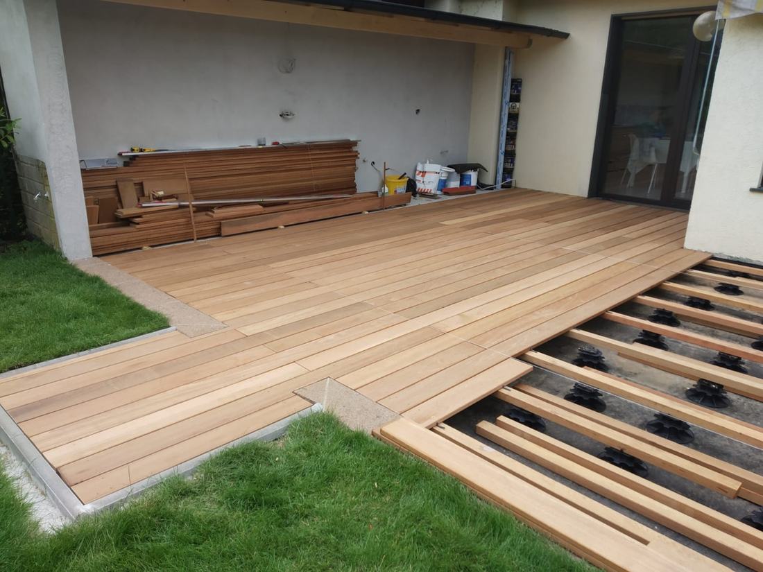 Terrasse en bois en cours de pose sur plots réglables