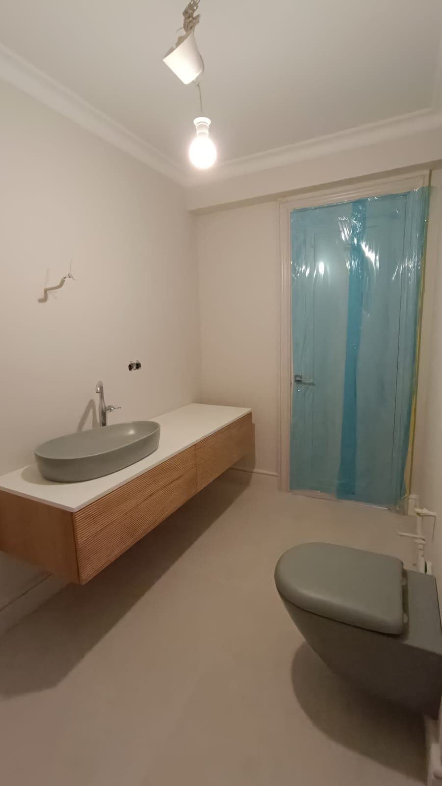 Meuble vasque suspendu en bois avec vasque verte et WC assorti